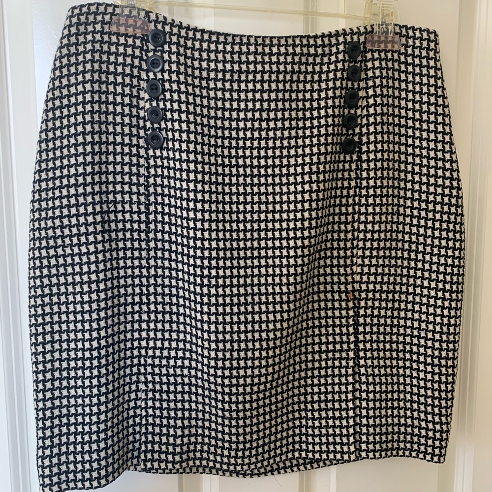 Classiques Entier houndstooth skirt. Size 10. Wool. Button accent.